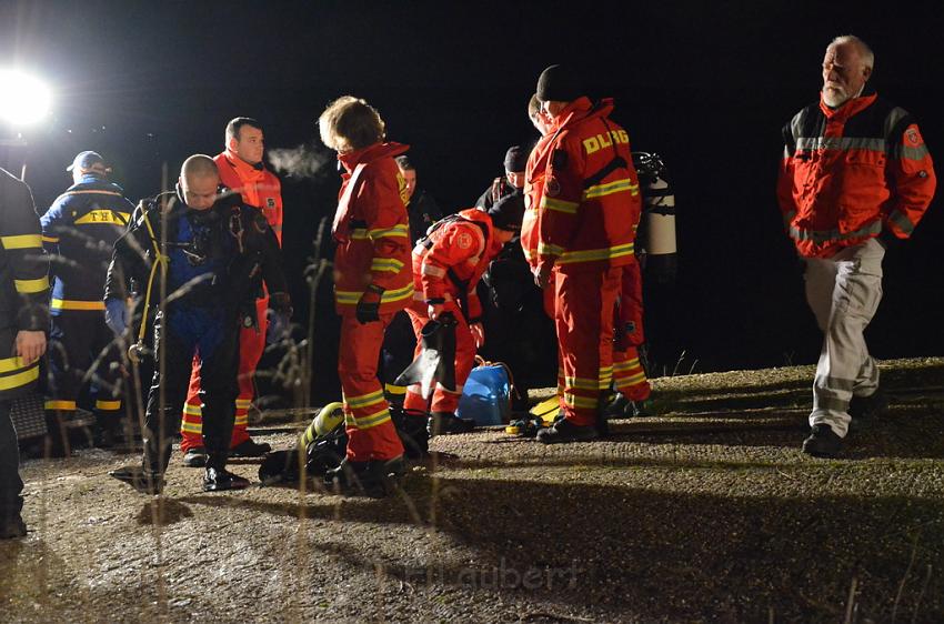 Einsatz BF Koeln PKW im Rhein Mondorf Hersel P069.JPG